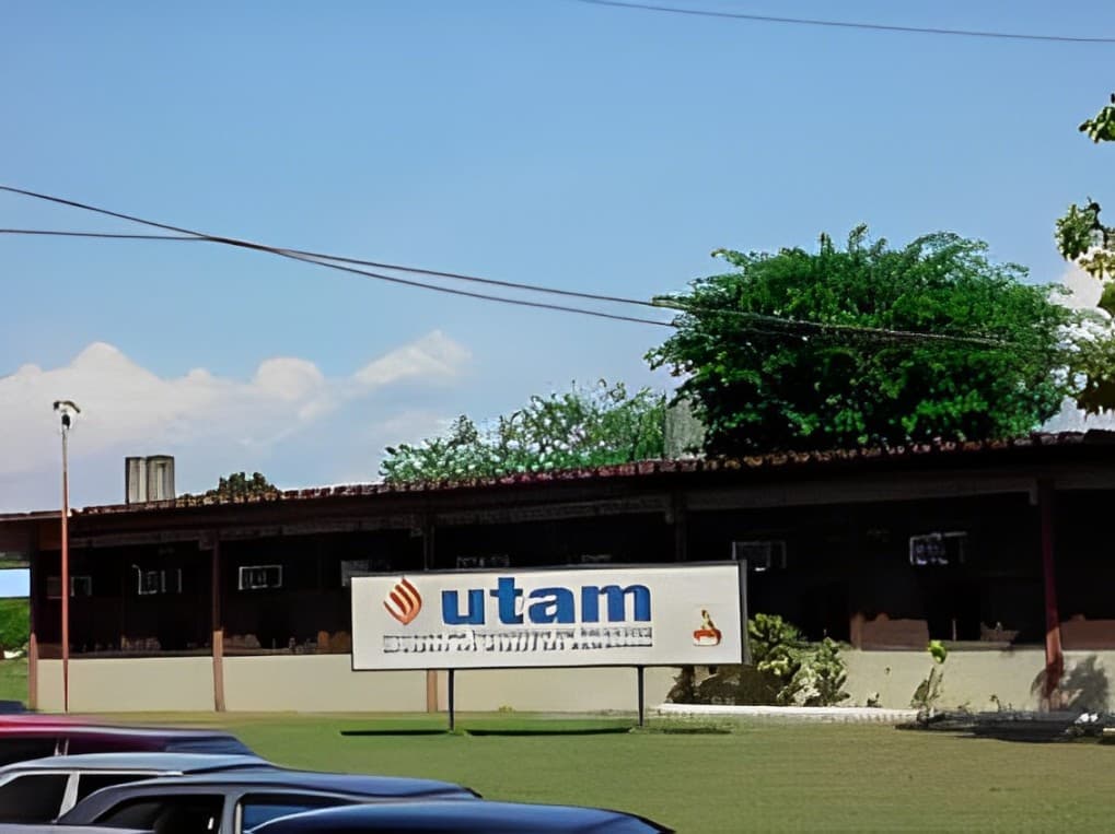 Placa e edifício da antiga Universidade de Tecnologia da Amazônia